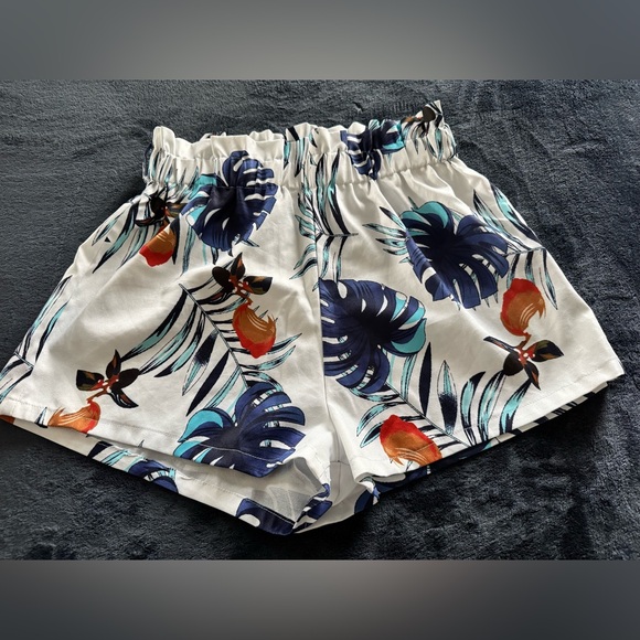 Sale🎉High Waist White & Blue Shorts with Tropical Print/Matching Camisole Set - Picture 2 of 6
